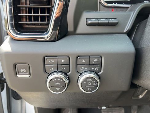 Used 2025 GMC Sierra 3500 Denali w/ Denali Reserve Package AWD/4WD image 11