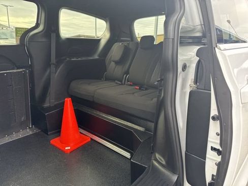 Used 2024 Chrysler Pacifica Touring FWD image 17