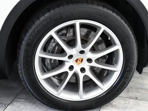 Used 2022 Porsche Cayenne Coupe image 10