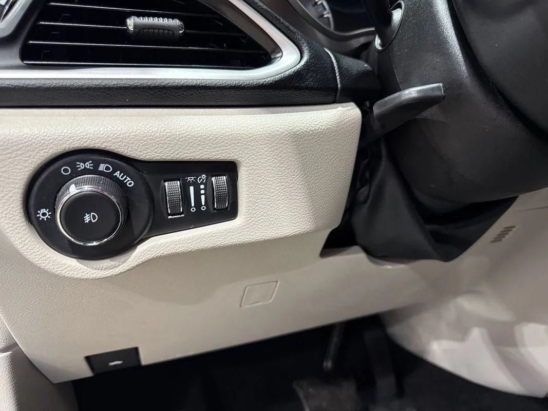 Used 2023 Chrysler Pacifica Touring-L FWD image 86