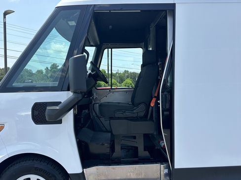 Used 2024 Chevrolet Brightdrop 400 w/ Commercial Equipment Package AWD/4WD image 12