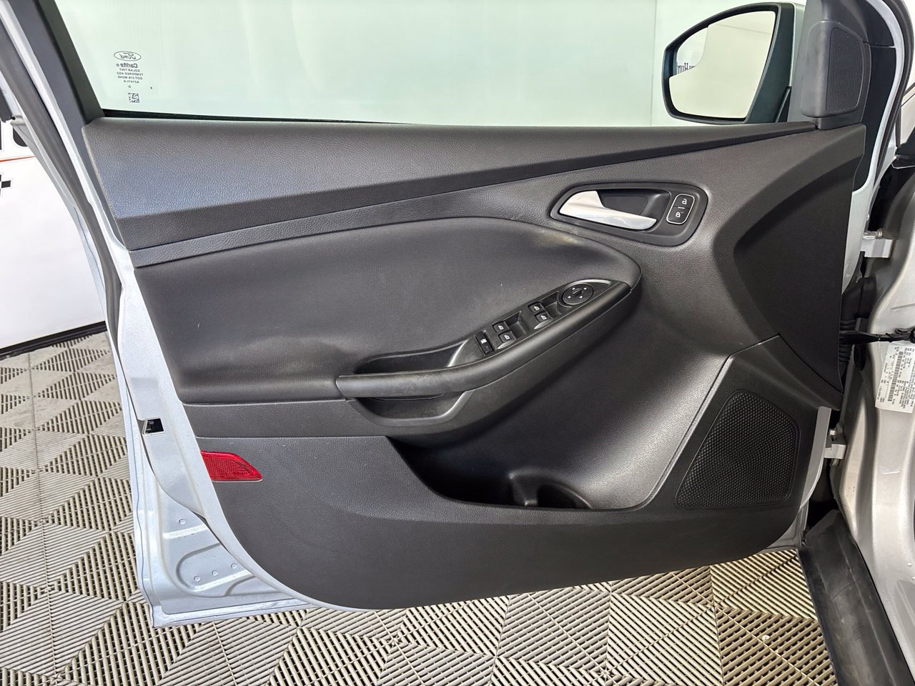 Used 2018 Ford Focus SE w/ SE Appearance Package FWD image 10