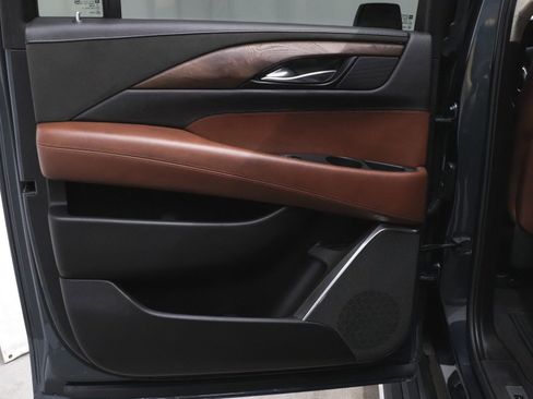 Used 2019 Cadillac Escalade ESV Premium Luxury image 17