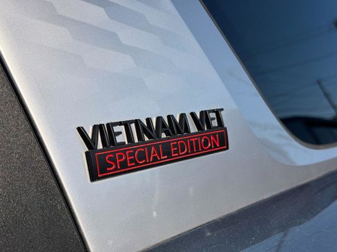 Used 2024 Kia Carnival EX image 17