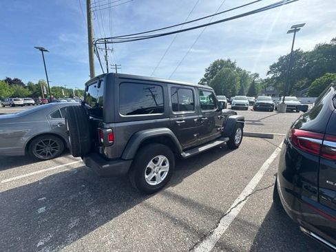 Used 2021 Jeep Wrangler Unlimited Sahara AWD/4WD image 8