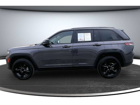 Used 2024 Jeep Grand Cherokee Altitude AWD/4WD image 17