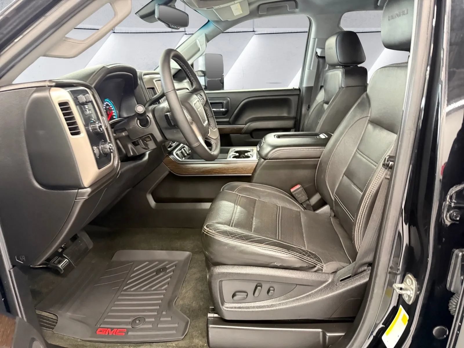 Used 2018 GMC Sierra 2500 Denali w/ Snow Plow Prep Package AWD/4WD image 15