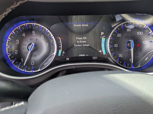 Used 2025 Chrysler Pacifica Select image 18