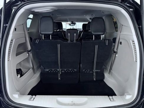 Used 2023 Chrysler Pacifica Touring-L FWD image 10
