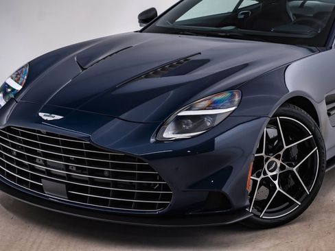 Used 2025 Aston Martin Vanquish image 4