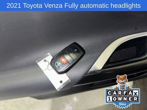 Used 2021 Toyota Venza Limited image 28