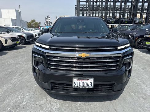 Used 2025 Chevrolet Traverse LT image 2