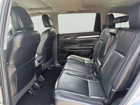 Used 2019 Toyota Highlander XLE AWD/4WD image 12