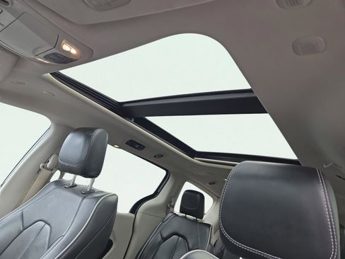 Used 2024 Chrysler Pacifica Limited image 22