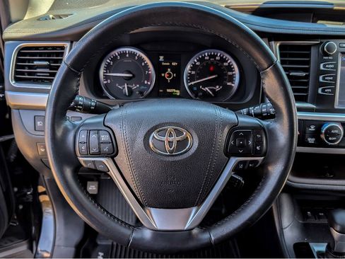 Used 2019 Toyota Highlander XLE AWD/4WD image 19