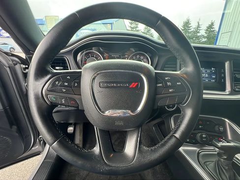 Used 2015 Dodge Challenger SXT image 17