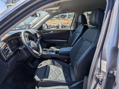 Used 2025 Volkswagen Atlas SE AWD/4WD image 15