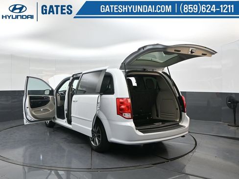 Used 2016 Dodge Grand Caravan SE image 44