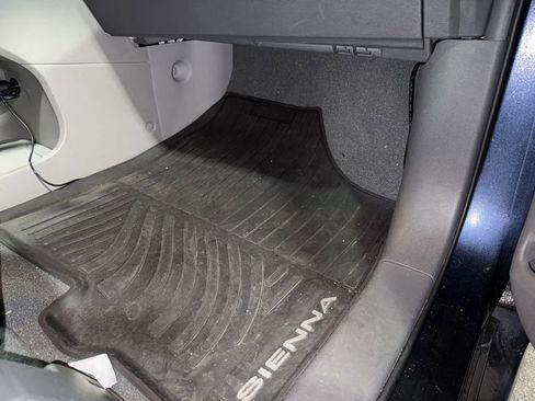 Used 2019 Toyota Sienna XLE image 40