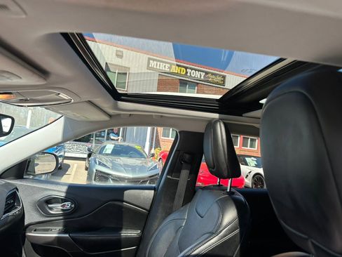 Used 2019 Jeep Cherokee Limited image 23