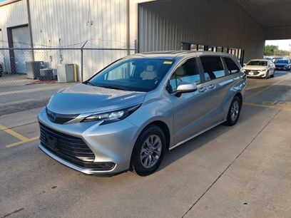 Used 2025 Toyota Sienna LE