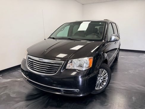 Used 2014 Chrysler Town & Country Touring-L w/ Driver Convenience Group FWD image 21