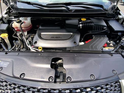 Used 2024 Chrysler Pacifica Touring-L FWD image 11