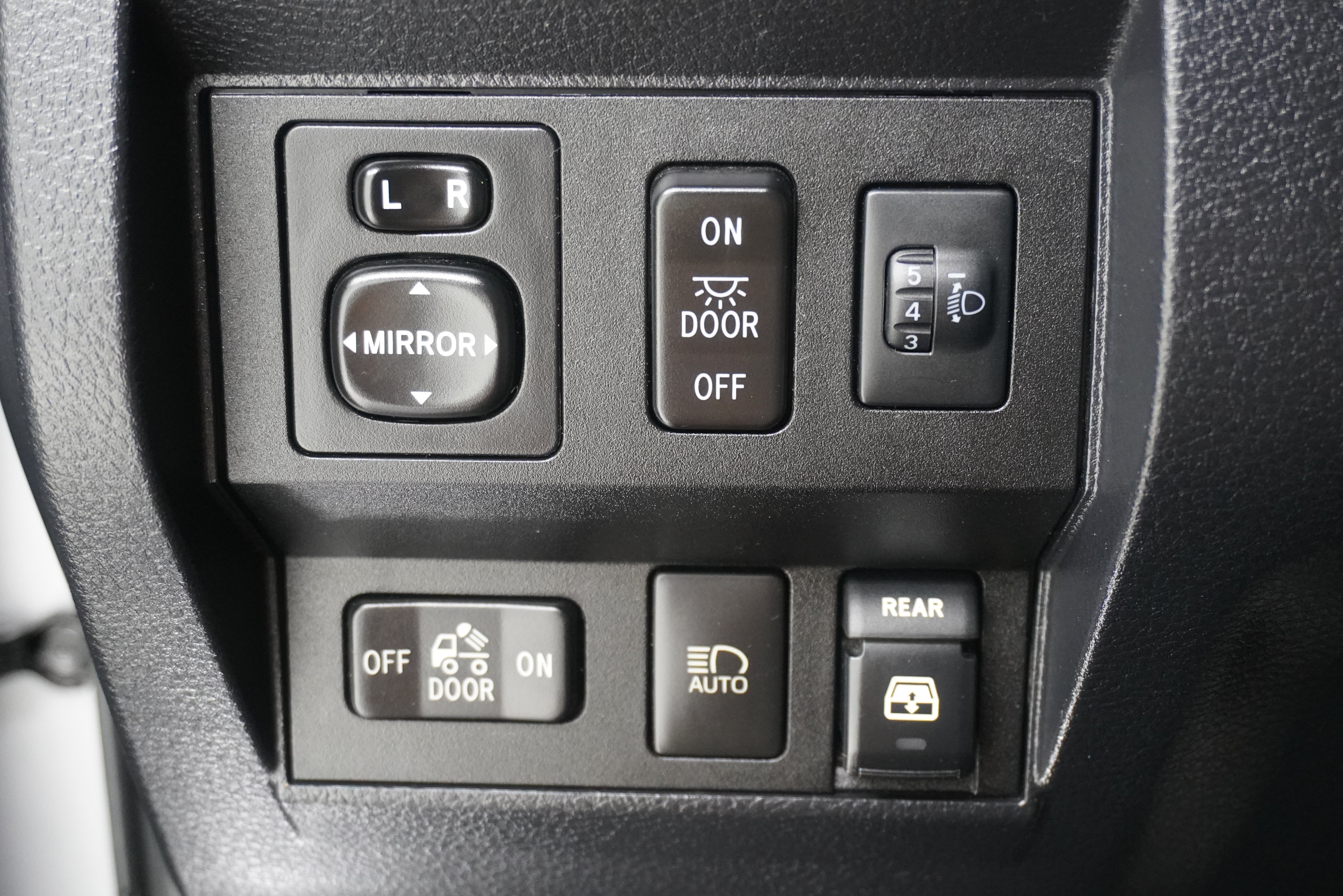 Used 2018 Toyota Tundra SR5 w/ SR5 Upgrade Package AWD/4WD image 25