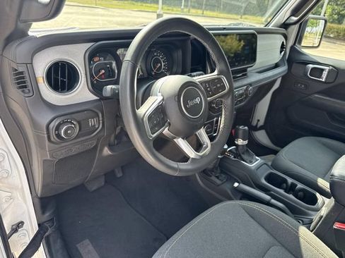 Used 2025 Jeep Wrangler Unlimited Sahara AWD/4WD image 24