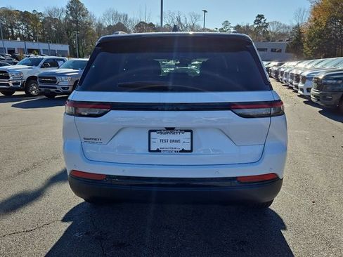 New 2025 Jeep Grand Cherokee Altitude image 19