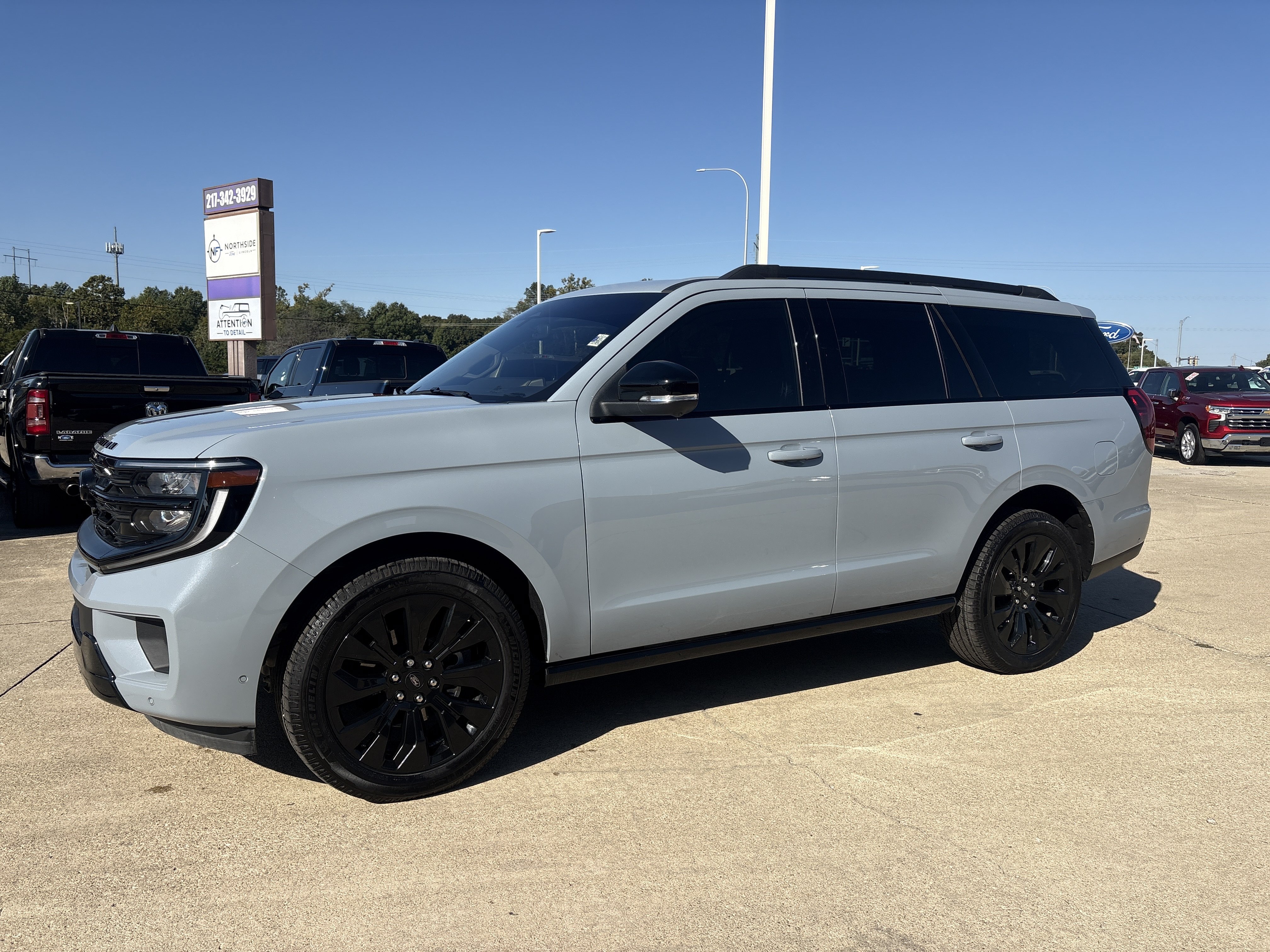 Used 2025 Ford Expedition Platinum w/ Stealth Appearance Package AWD/4WD image 3