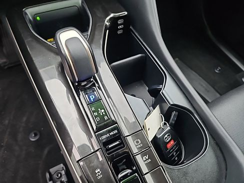 Used 2024 Toyota Crown Limited image 10