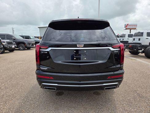 Used 2023 Cadillac XT6 Premium Luxury w/ Technology Package FWD image 9