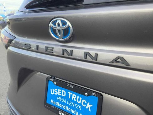 Used 2021 Toyota Sienna XLE image 6