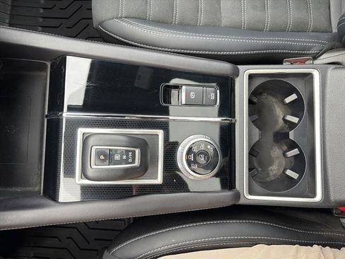 Used 2024 Mitsubishi Outlander SE Black Edition FWD image 23