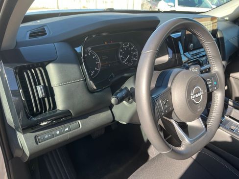 Used 2025 Nissan Pathfinder SV image 34