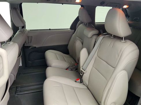 Used 2020 Toyota Sienna XLE w/ Carpet Mat Package image 21