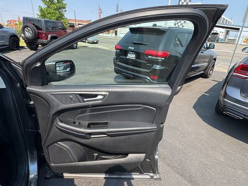 Used 2018 Ford Edge Titanium w/ Equipment Group 302A AWD/4WD image 28