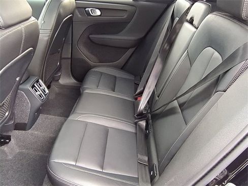 Used 2025 Volvo XC40 B5 Plus image 17