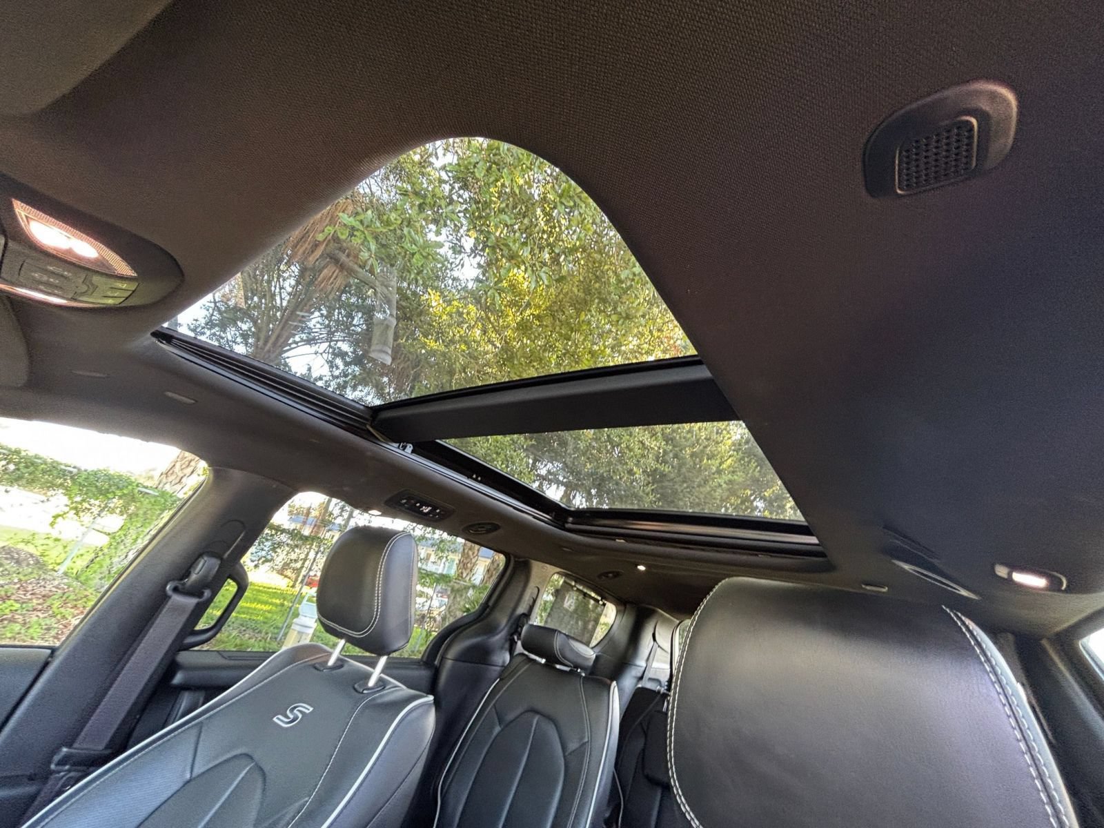 Used 2025 Chrysler Pacifica Limited FWD image 31
