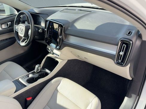 Certified 2021 Volvo XC40 T5 Momentum w/ Climate Package image 30