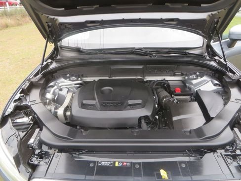 Used 2018 Volvo XC60 T6 Momentum w/ Convenience Package image 30