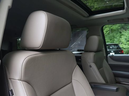 Used 2018 Chevrolet Tahoe LT w/ Luxury Package AWD/4WD image 43