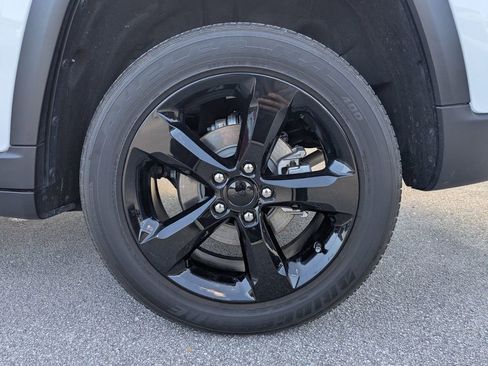 Used 2023 Jeep Grand Cherokee Altitude image 16