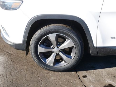 Used 2019 Jeep Cherokee Limited image 8