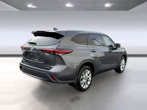 Certified 2024 Toyota Highlander Limited FWD image 9