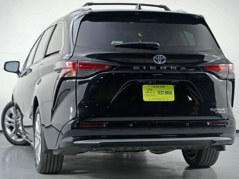 Used 2024 Toyota Sienna Platinum image 6
