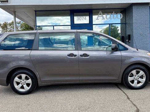 Used 2014 Toyota Sienna L FWD image 2
