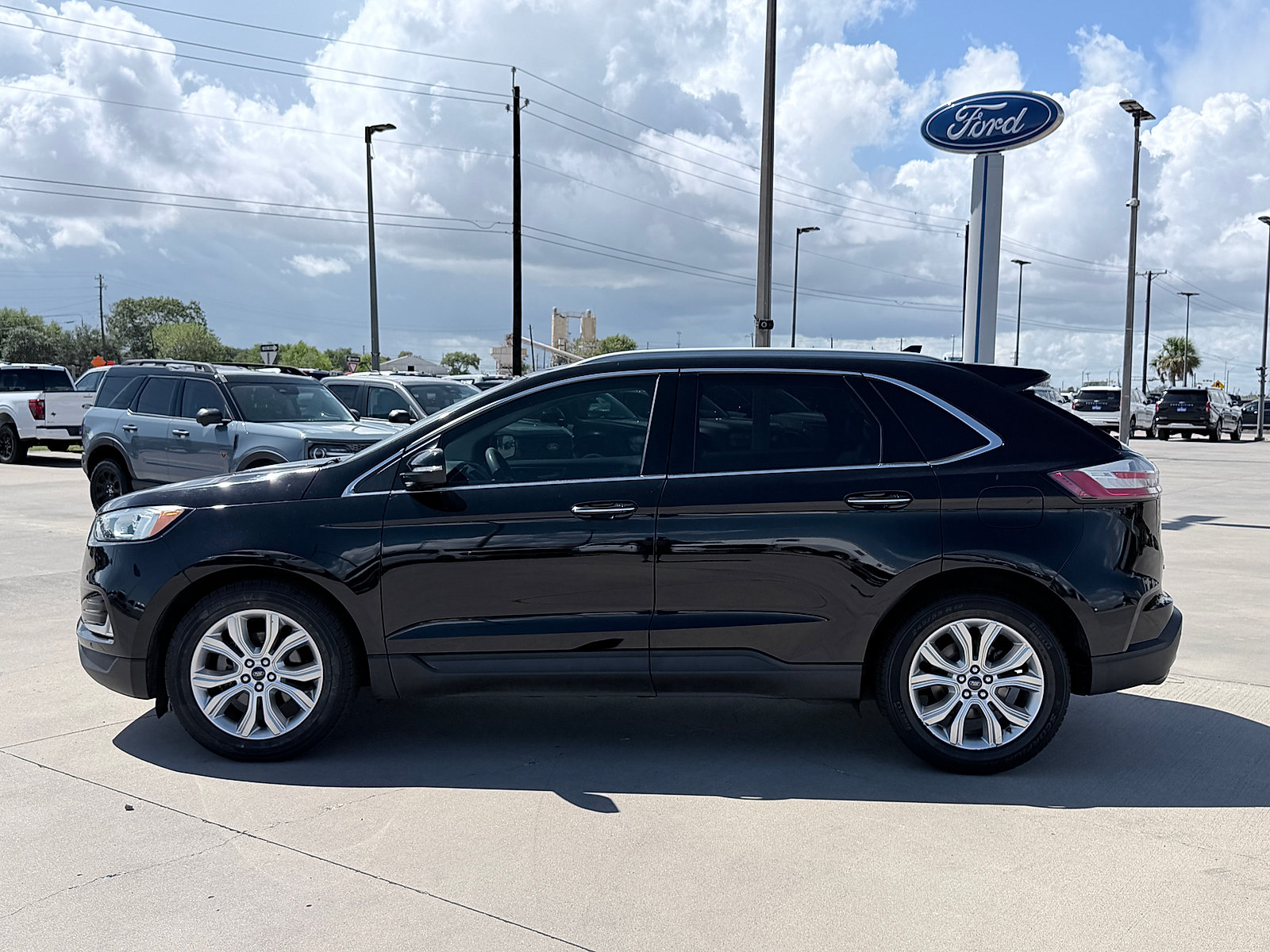 Used 2020 Ford Edge Titanium FWD image 4