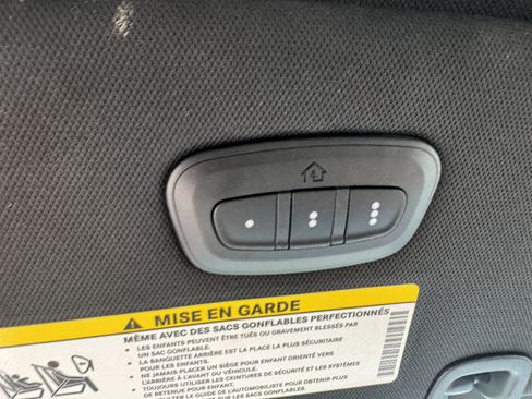 Used 2025 Chrysler Pacifica Limited FWD image 28